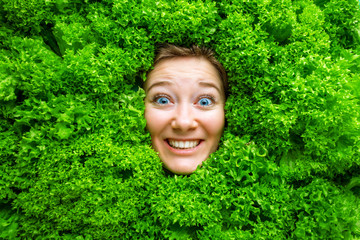Frau mit Salat , Konzept für Lebensmittelindustrie. Gesicht von lachende Frau in Salat flache.