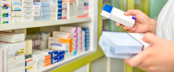 Pharmacien tenant une boîte à médicaments en pharmacie pharmacie.