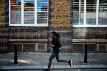 Obraz premium Woman jogging through the city