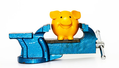 Sparschwein im Schraubstock