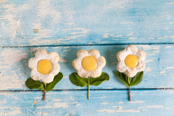 Flower shaped tartlets with lemon curd