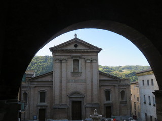 Arco architettonico con vista