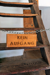 Holztreppe mit Schild: kein Aufgang