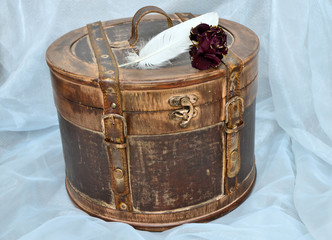 Alter Hutkoffer im Antik-Lock mit Feder und getrockneter Rose