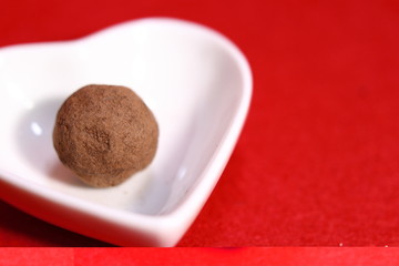 白いハートの器に入ったトリュフチョコレート