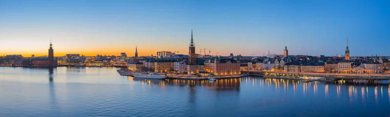 Fotobehang De horizon van Stockholm bij schemering in de stad van Stockholm, Sweden © orpheus26