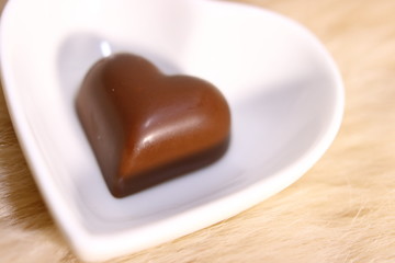 白いハートの器にハート型のチョコレート