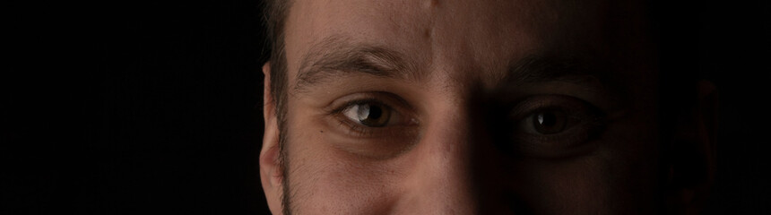 junger dynamischer Mann zeigt die Augen