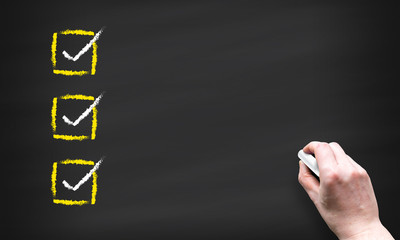 Tafel Checkliste und Hand mit Kreide mit Textfreiraum
