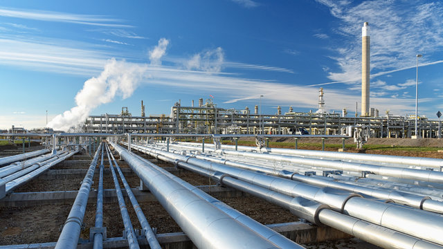 Pipelines for petroleum in a refinery for the industrial production of fuel // Erdölraffinerie 