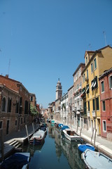 Canale con barche e cielo blu, Venezia, Italia