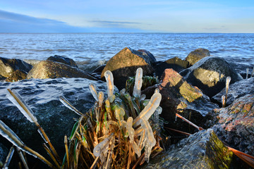 kamienie nad morzem, lód,  zima © VinyLove Foto