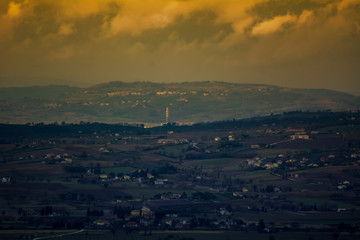 Veduta di un paesaggio rurale del centro Italia sotto un cielo infuocato 
