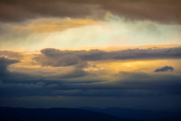 Una bellissima alba tinge con delicati colori pastello le nuvole. 
