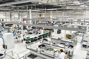 moderne Fabrik zur Herstellung von Elektronik // modern factory for the production of electronics