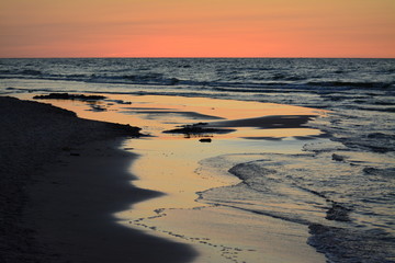 piękny zachód słońca nad morzem