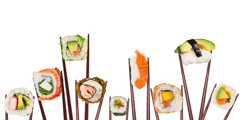 Fotobehang Traditionele Japanse sushi-stukken geplaatst tussen eetstokjes, gescheiden op een witte achtergrond. Zeer hoge resolutie afbeelding. © Lukas Gojda