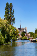 Fototapeta na wymiar Amiens. La Somme et la cathédrale. Somme. Picardie