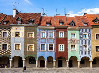 Obraz premium Colourful historical houses with ornaments and an arcade at the town square called Stary Rynek in Poznan