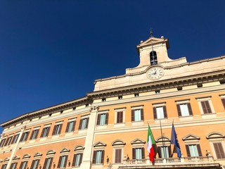 Fototapeta na wymiar Montecitorio e cielo blu, Roma