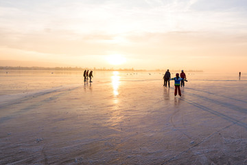 Fototapeta na wymiar Eislaufen auf dem Bodensee