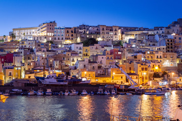 Sciacca e il suo porto di pescatori, Sicilia, Italia