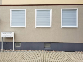 Roll laden vor dem Fenster