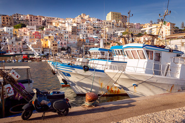 Sciacca e il suo porto di pescatori, Sicilia, Italia