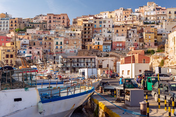 Sciacca e il suo porto di pescatori, Sicilia, Italia - obrazy, fototapety, plakaty