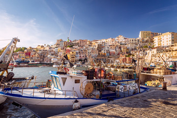 Sciacca e il suo porto di pescatori, Sicilia, Italia - obrazy, fototapety, plakaty