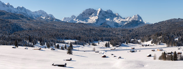 Panorama Landschaft in Bayern im Wettersteingebirge und Zugspitze im Winter
