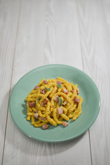 busiate fresche alla curcuma con speck e salvia