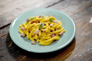 busiate fresche alla curcuma con speck e salvia