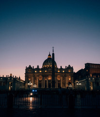 Obraz premium Petersdom at night in Rome, italy