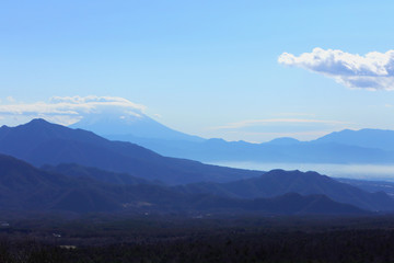 Fototapeta na wymiar 冬山風景、美しの森、高原、冬景色、山脈、富士山