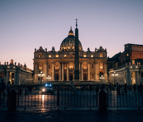 Fototapeta na wymiar Petersdom at night in Rome, italy
