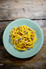 busiate fresche alla curcuma con speck e salvia