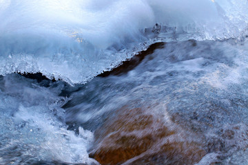Obraz premium 冬の渓流、氷、氷柱、冬景色、冬風景、水流