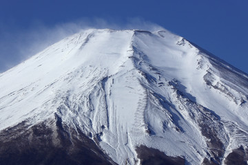 Fototapeta na wymiar 冬の富士山、雪煙、1月の富士山、山中湖、快晴富士、冬富士