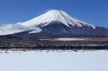 Fototapeta na wymiar 冬の富士山、雲、1月の富士山、山中湖、快晴富士、冬富士