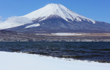 Fototapeta na wymiar 冬の富士山、雲、1月の富士山、山中湖、快晴富士、冬富士