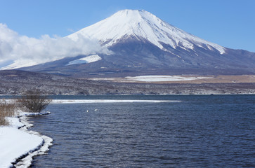 冬の富士山、雪煙、1月の富士山、山中湖、快晴富士、冬富士