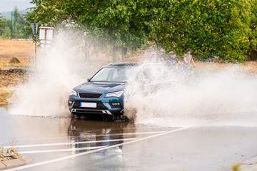 Obraz na płótnie Canvas Auto fährt durch Hochwasser