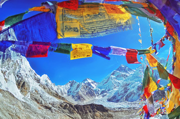 Blick auf den Mount Everest und Nuptse mit buddhistischen Gebetsfahnen von Kala Patthar im Sagarmatha Nationalpark im Nepal Himalaya