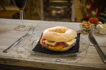 Baggel de Jamón serrano y queso