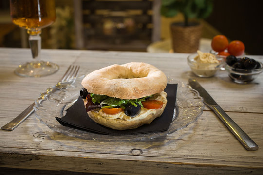 Baggel ligero con lechuga y jam&oacute;n