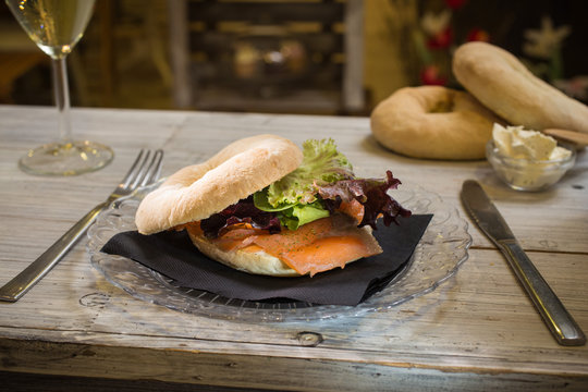 Baggel de salm&oacute;n ahumado