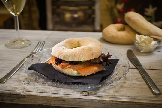 Baggel de salm&oacute;n ahumado