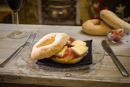 Baggel de Jam&oacute;n serrano y queso