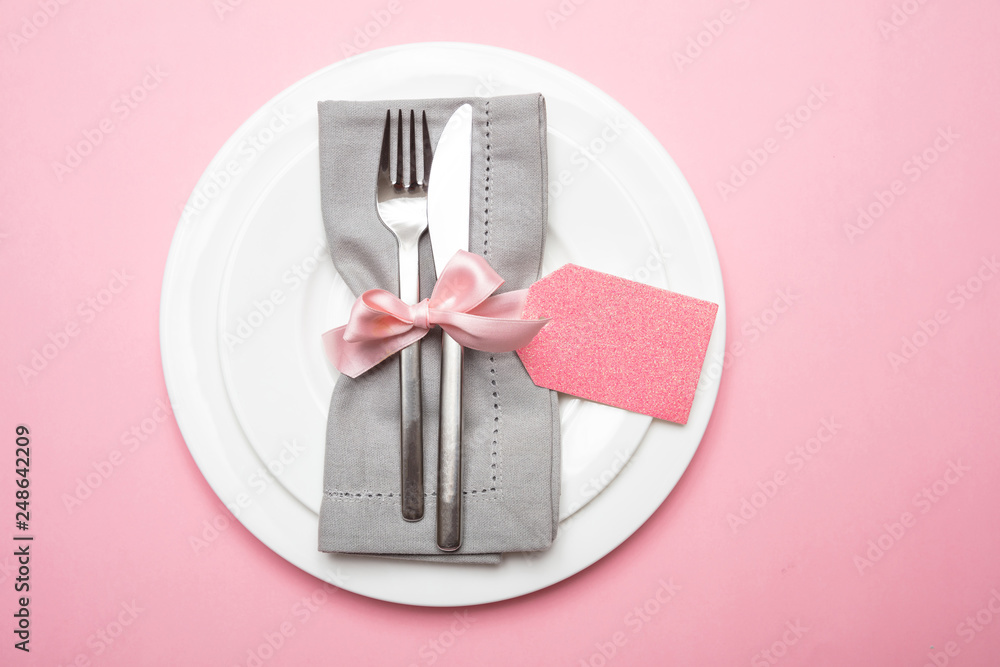 Aufkleber table place setting in pink. gray linen napkin with ribbon and and blank tag on pink color backgroun